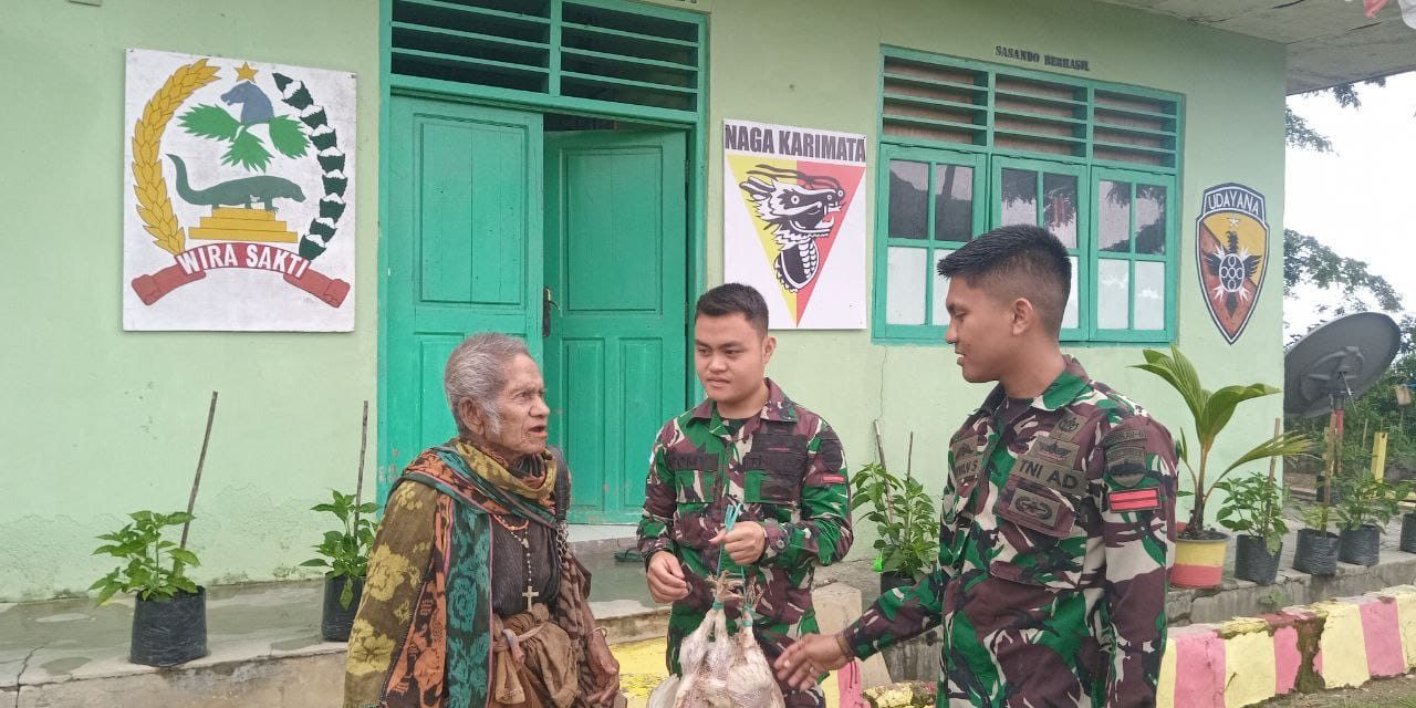 Pos Napan Satgas Yonkav 6/Naga Karimata Berikan Ayam Potong Kepada Masyarakat