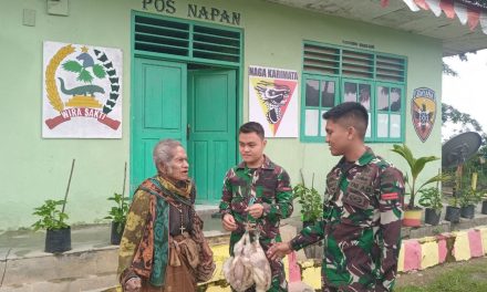 Pos Napan Satgas Yonkav 6/Naga Karimata Berikan Ayam Potong Kepada Masyarakat