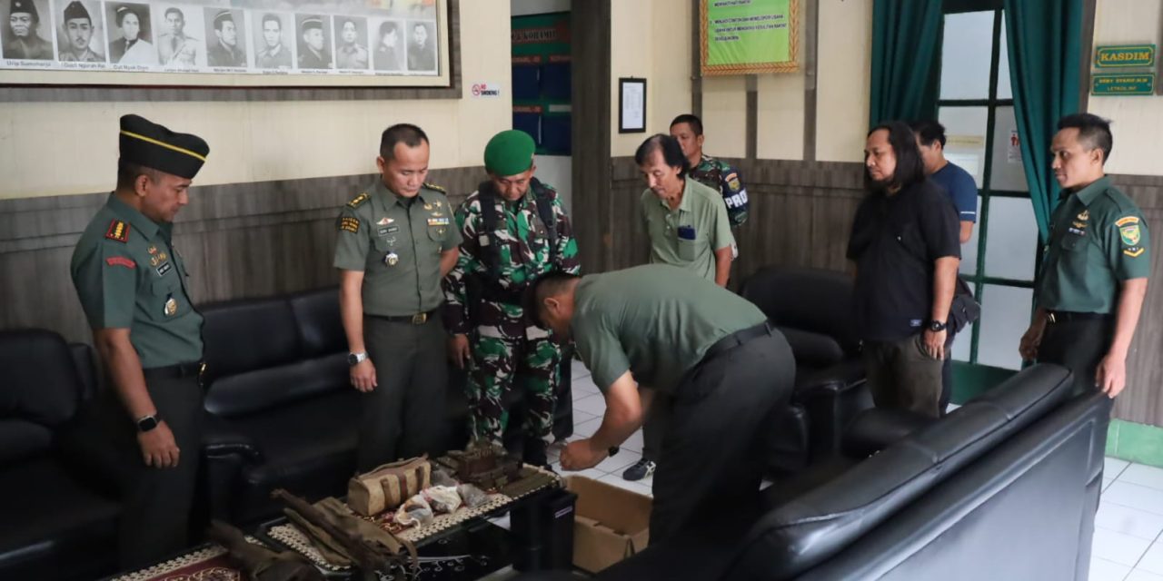 Kepercayaan Rakyat Kepada TNI , Di Buktikannya Penyerahan Senjata Api Lengkap Dengan Amunisi Dan Bahan Peledak Ke Kodim 0418/Palembang