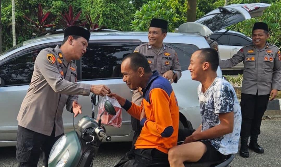 Kapolres Muaro Jambi, AKBP Wahyu Bram, S.H.,S.I.K., M.I.K melalui Kasat Reskrim AKP Jimi Fernando S.I.K Dan Personel Polsek Mestong Polres Muaro Jambi turut berpartisipasi dengan membagikan takjil kepada masyarakat pengguna jalan roda 2 dan roda 4
