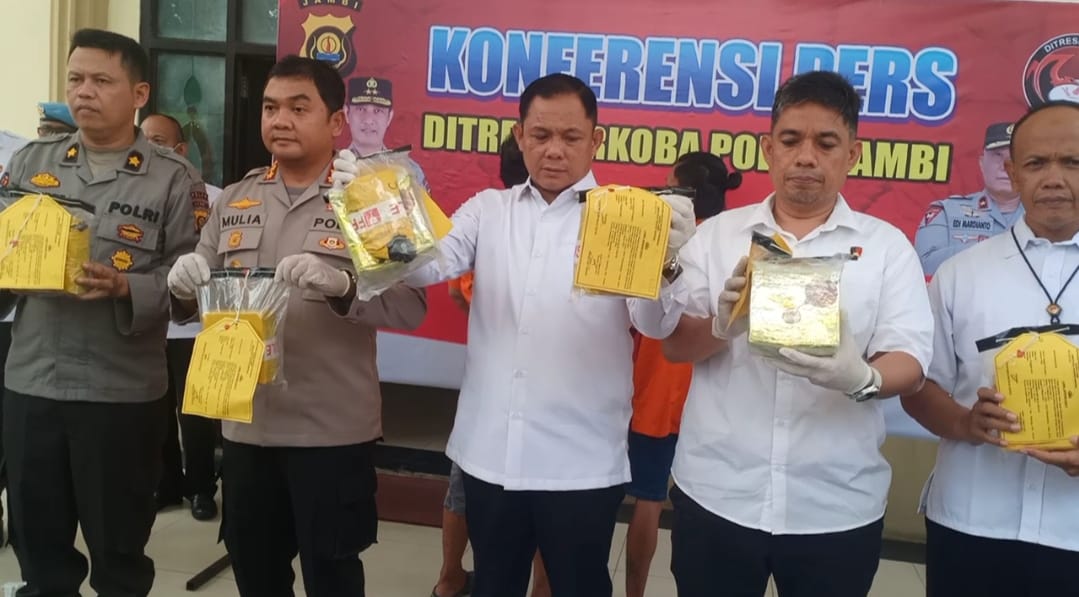 Ditresnarkoba Polda Jambi berhasil menggagalkan peredaran gelap Narkotika dengan mengamankan 10 kg narkotika jenis sabu.