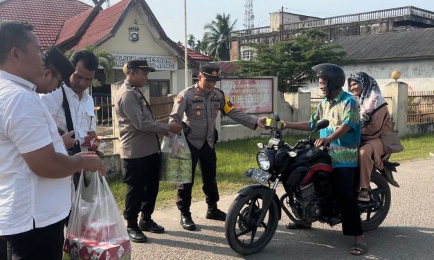 Sat Intelkam Polres Muaro Jambi dan Polsek Sekernan Pembagian Takjil gratis kepada masyarakat Pengguna Jalan sepeda motor dan mobil