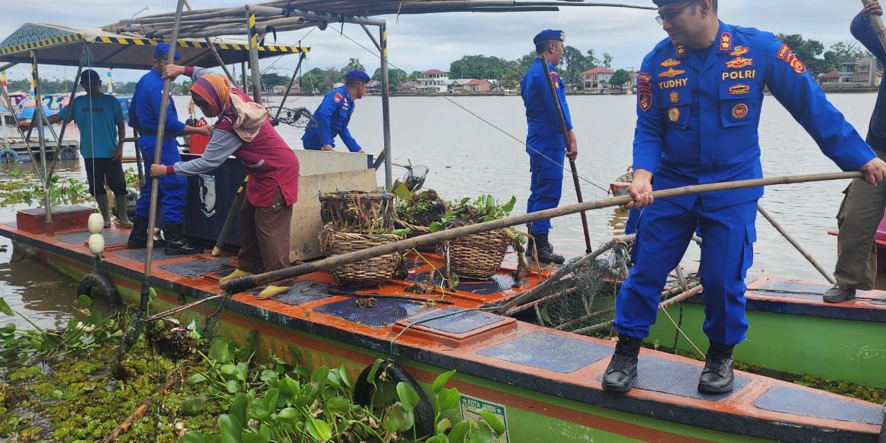 DITPOLAIRUD POLDA JAMBI DAN JAJARANNYA BERSIHKAN ALIRAN AIR SUNGAI DI DANAU SIPIN KOTA JAMBI BERSAMA KOMUNITAS PEDULI DANAU SIPIN