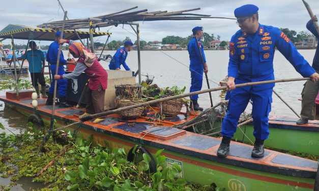 DITPOLAIRUD POLDA JAMBI DAN JAJARANNYA BERSIHKAN ALIRAN AIR SUNGAI DI DANAU SIPIN KOTA JAMBI BERSAMA KOMUNITAS PEDULI DANAU SIPIN