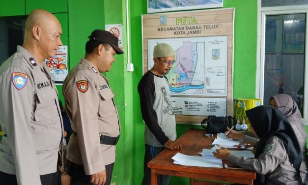 Personil Polsek Danau Teluk Monitoring Operasi Pasar Murah Di Kantor Camat Danau Tekuk.