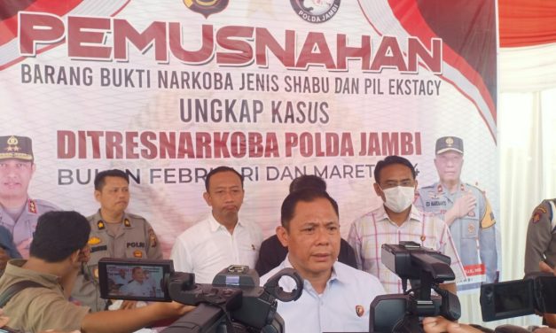 Ditresnarkoba Polda Jambi musnakan barang bukti narkotika jenis sabu tersangka 9 orang