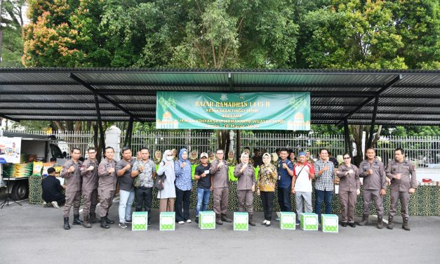 Apresiasi Kinerja Awak Media, Plt. Kajati Jambi Bagikan Sembako Gratis