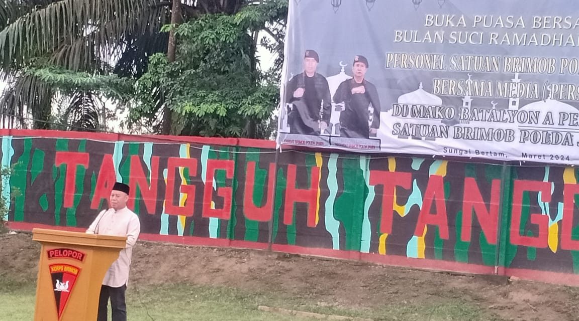 Dansat Brimob Polda Jambi,Kombes Pol Nadi Chaidir menggelar buka puasa bersama dengan wartawan Tahun 2024