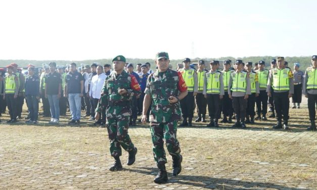 Komandan Korem 042/Gapu, Brigjen TNI Rachmad, S.I.P memimpin apel gelar pasukan Pam VVIP kunjungan kerja Presiden Republik Indonesia Ir. H. Joko Widodo di wilayah Jambi
