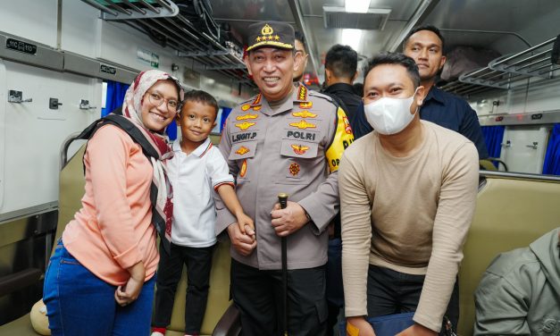 Kapolri Pastikan Pemudik Terlayani dengan Baik Saat Tinjau Stasiun Pasar Senen