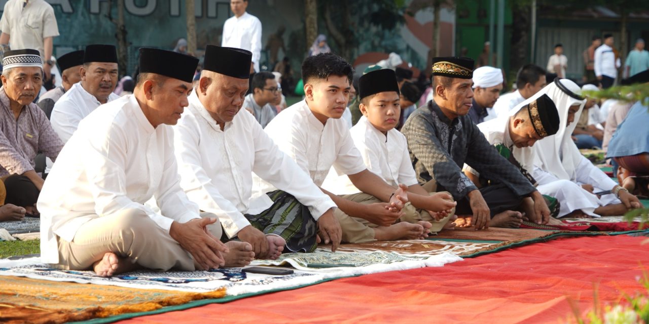Bersama Anggota, Danrem 042/Gapu Melaksanakan Sholat Idul Fitri 1445 H di Makorem 042/Gapu