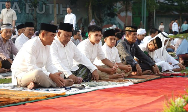 Bersama Anggota, Danrem 042/Gapu Melaksanakan Sholat Idul Fitri 1445 H di Makorem 042/Gapu