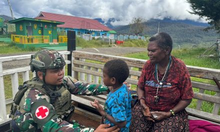 Dengan Hati Gembira Dokter Berikan Layanan Pengobatan Untuk Mama Papua