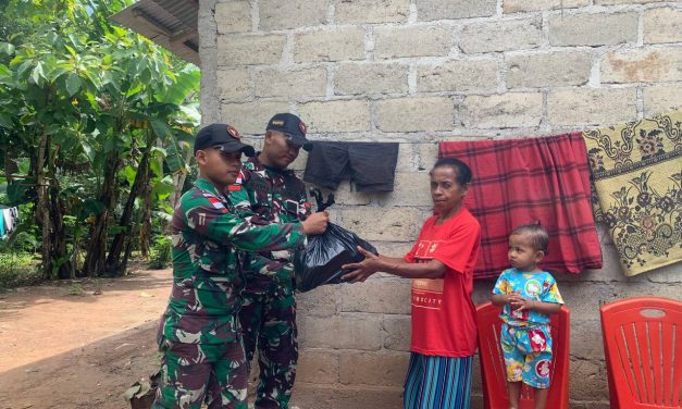 Pos Napan Satgas Yonkav 6/Naga Karimata Berikan Bantuan Sembako Kepada Masyarakat