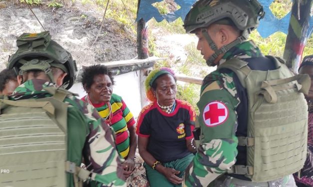 Satgas Yonif 509 Kostrad Berbagi Sarapan Untuk Masyarakat Papua
