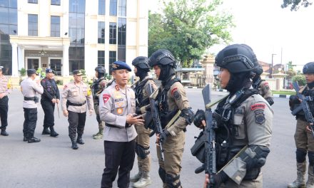 Kapolda Jambi, Irjen Pol. Rusdi Hartono, memimpin langsung apel pemberangkatan 100 personel Satuan Brimob Polda Jambi.