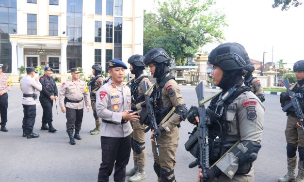 Kapolda Jambi, Irjen Pol. Rusdi Hartono, memimpin langsung apel pemberangkatan 100 personel Satuan Brimob Polda Jambi.