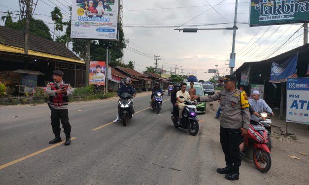 Ops Ketupat 2024, Petugas Pos Pelayanan Aurduri 1 Lakukan Gatur Lalin.