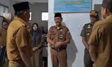 Kadis Disdikbud Muaro Jambi Firdaus sambut baik kedatangan Sekda Budhi Hartono melakukan sidak usai idul Fitri Tahun 2024