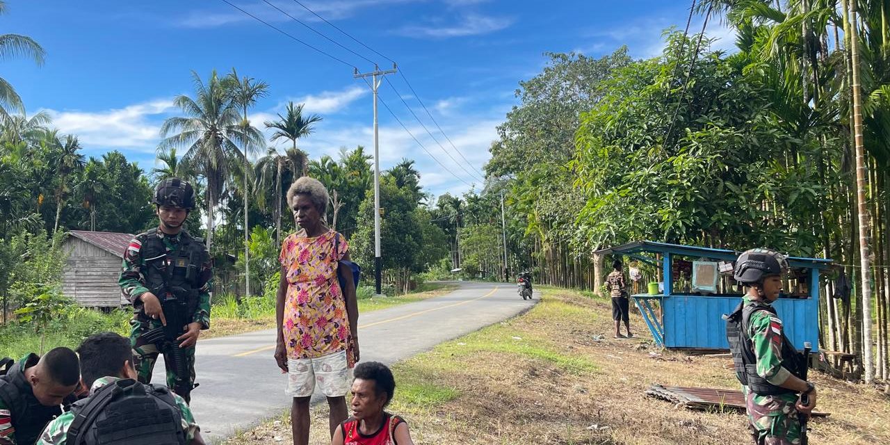 Kepedulian Satgas Yonif 122/TS Kepada Masyarakat Dengan Memberikan Pelayanan Kesehatan Keliling Gratis