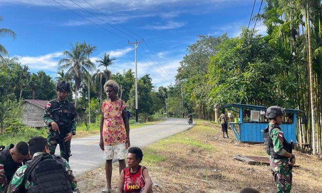 Kepedulian Satgas Yonif 122/TS Kepada Masyarakat Dengan Memberikan Pelayanan Kesehatan Keliling Gratis
