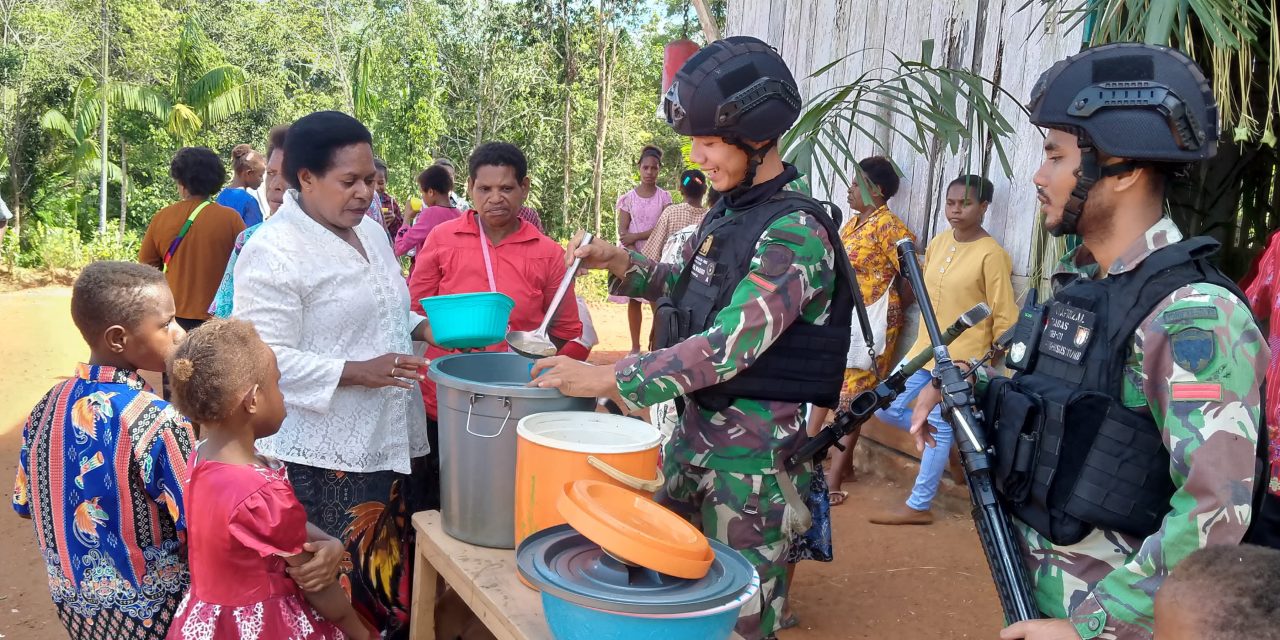 Satgas Pamtas Statis RI-PNG Yonif 111/KB Siapkan Bubur Gratis Untuk Masyarakat Kampung Amoan Distrik Kombut