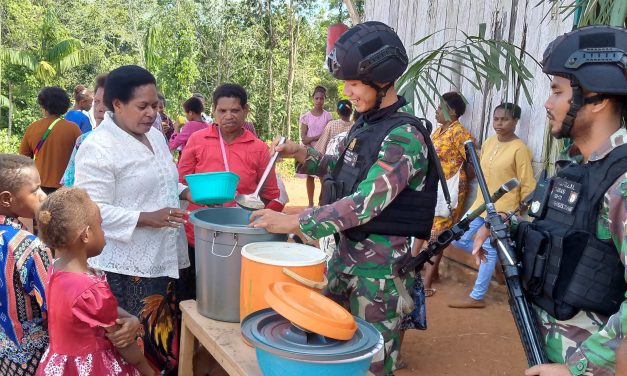 Satgas Pamtas Statis RI-PNG Yonif 111/KB Siapkan Bubur Gratis Untuk Masyarakat Kampung Amoan Distrik Kombut