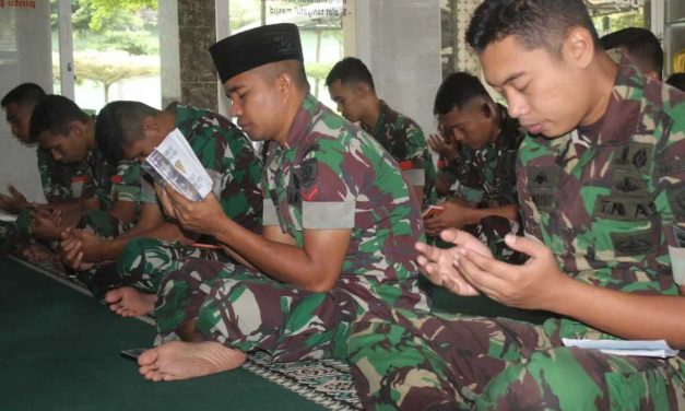 Tingkatkan Ketaqwaan, Prajurit Menarmed 2 Kostrad Laksanakan Rutinitas Doa Bersama 
