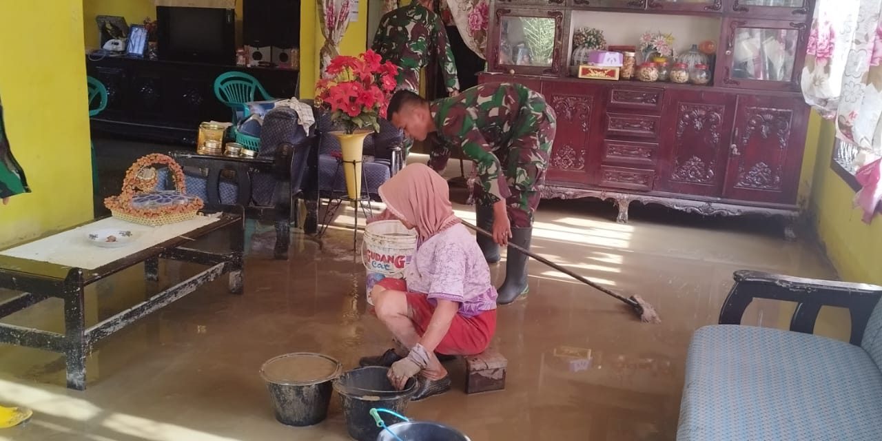 Gerak cepat, Anggota Kodim 0417/Kerinci bantu warga bersihkan lumpur pasca Banjir di Desa Semumu Kerinci