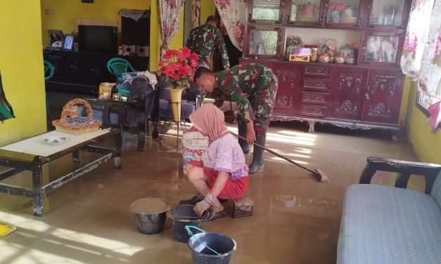 Gerak cepat, Anggota Kodim 0417/Kerinci bantu warga bersihkan lumpur pasca Banjir di Desa Semumu Kerinci