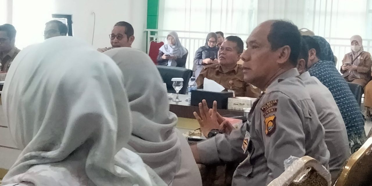 Kabag Ren Polresta Jambi Hadiri Rapat Finalisasi Pembahasan Draft Perjanjian Kerjasama dan Renja antara Dinas Penanaman Modal dan Pelayanan Terpadu satu pintu Kota Jambi.