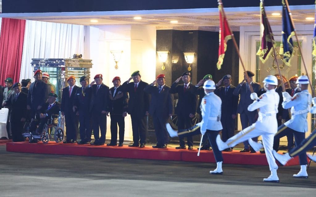 Menhan Prabowo Pimpin Upacara Parade Senja di Kemhan