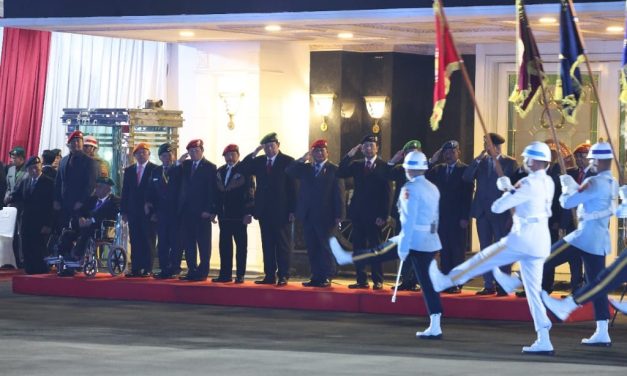 Menhan Prabowo Pimpin Upacara Parade Senja di Kemhan