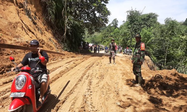 Berbekal Dengan Alat Seadanya, Babinsa Bersama-sama Dengan Masyarakat Bersihkan Jalan Yang Tertutup Tanah Longsor