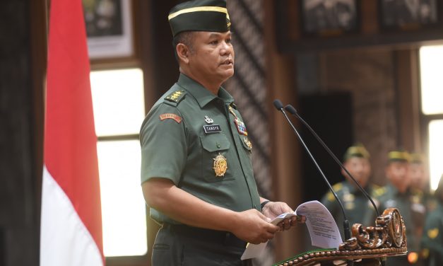 Wakasad Terima Laporan Kenaikan Pangkat 46 Pati TNI AD, Salah Satunya Mayjen Kowad Pertama