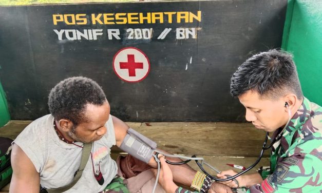 Berikan Perhatian Untuk Kesehatan Masyarakat, Satgas Yonif 200/BN Buka Pelayanan Kesehatan Di Pos