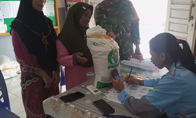 Babinsa Koramil 432-02/Payung Mendampingi Pendistribusian Bantuan Beras Dari Dinas Sosial
