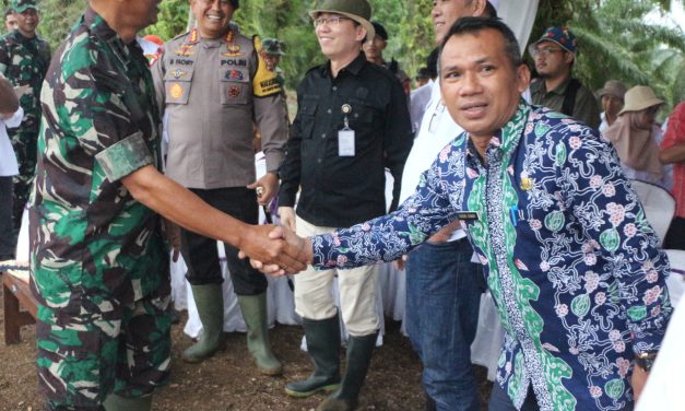 ” Meninjau Lokasi Lahan Penanaman Padi Gogo: Danrem Bersama Staf Khusus Kementerian Pertanian “