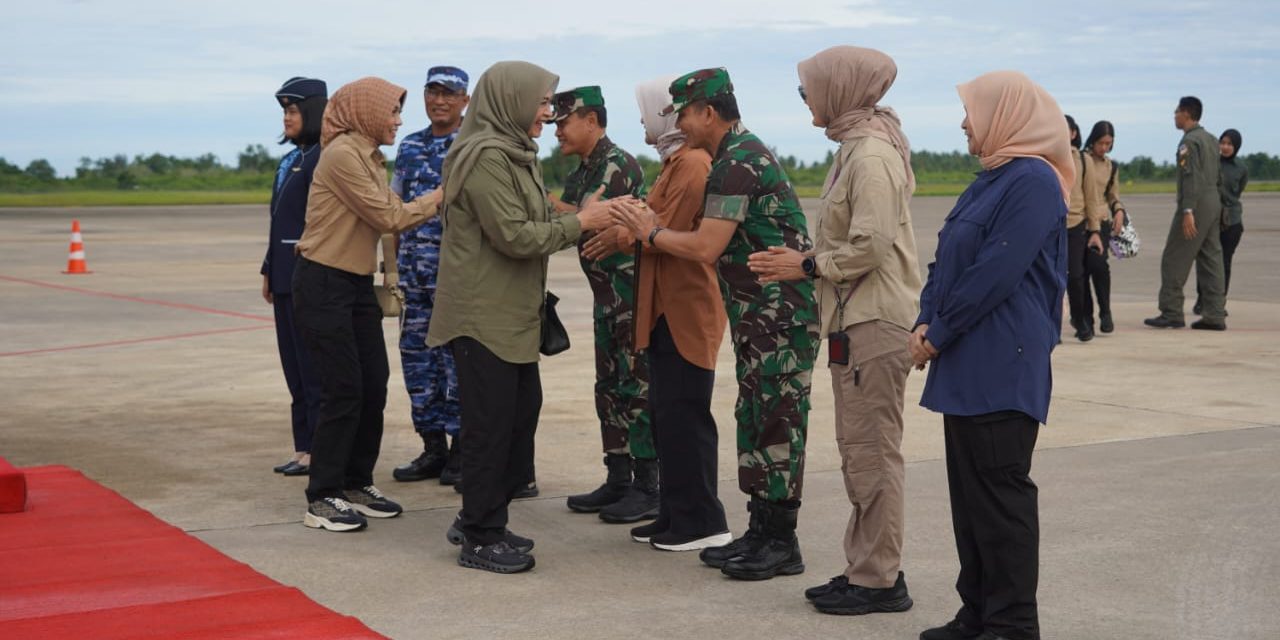 Ibu Panglima TNI Mengunjungi Wilayah Terdampak Bencana di Agam