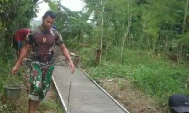 Anggota TNI, Serda Rizal Aiyub Rela Jual Honda Beatnya Untuk Bangun Akses Jalan Ke Kediamannya