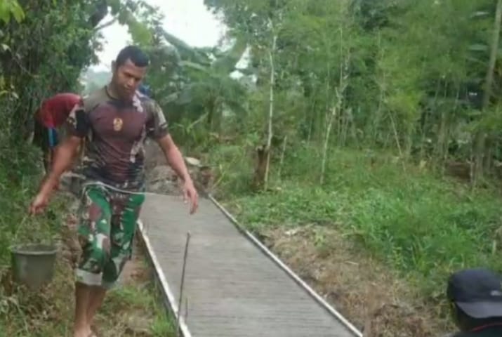 Anggota TNI, Serda Rizal Aiyub Rela Jual Honda Beatnya Untuk Bangun Akses Jalan Ke Kediamannya