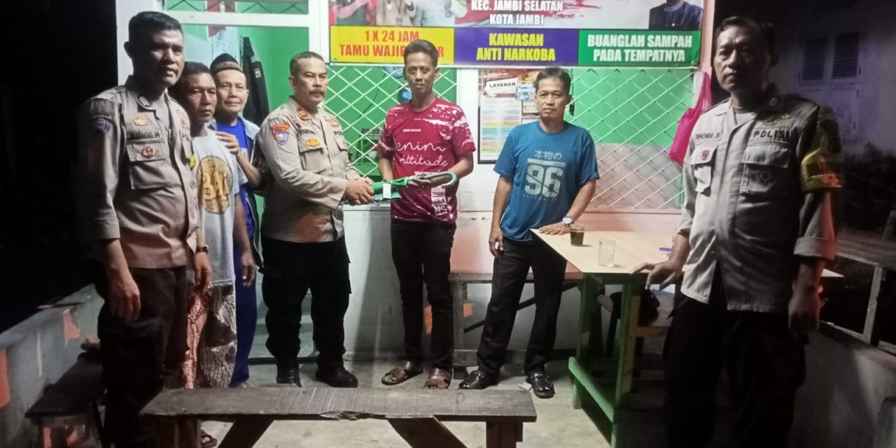Untuk Meciptakan Situasi Aman Dan Nyaman BKTM Kel. Wijaya Pura Dan BKTM Kel. Pasir Putih Memberikan Bantuan Sarana Kontak Di Poskambling maupun Pos Ronda