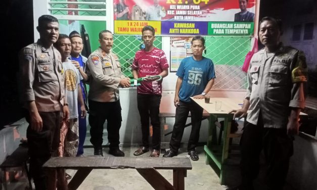 Untuk Meciptakan Situasi Aman Dan Nyaman BKTM Kel. Wijaya Pura Dan BKTM Kel. Pasir Putih Memberikan Bantuan Sarana Kontak Di Poskambling maupun Pos Ronda