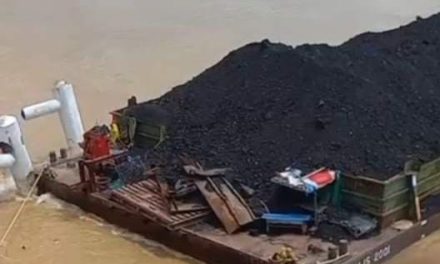 Tongkang BG MJS 2001 Menabrak Fender Tiang Penyanggah Jembatan Aur Duri Satu di Perairan Sungai Batanghari Jambi