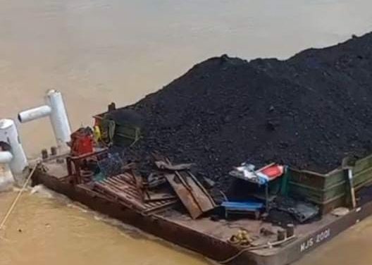 Tongkang BG MJS 2001 Bermuatan Batu bara 1.800,54 Kbk, Tabrak Fender Tiang Penyanggah Jembatan Aur Duri Satu di Perairan Sungai Batanghari Jambi
