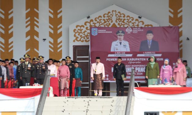 Hadiri Upacara Hari Kelahiran Pancasila, Dandim 0420/Sarko Bersama Pejabat Forkopimda Laksanakan Upacara Di Halaman Kantor Bupati Merangin (Baru)