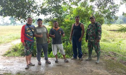 Semangat Memajukan Optimasi Lahan, Babinsa Koramil 420-02/Muara Limun Bersama Warga Membangun Irigasi Air