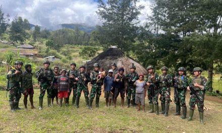 Galakkan Ketahanan Pangan, Satgas 323 Buaya Putih Bagikan Bibit Sayur