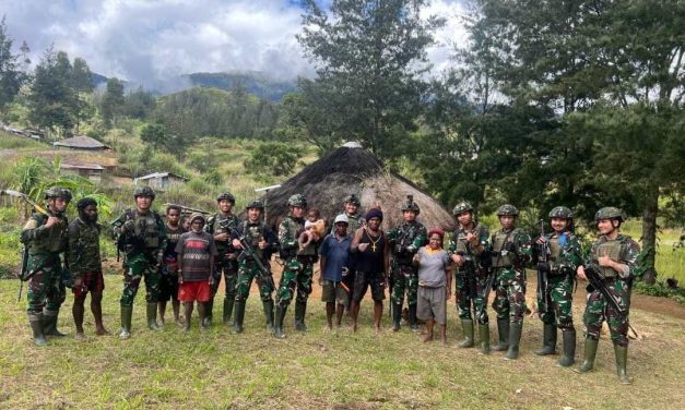 Galakkan Ketahanan Pangan, Satgas 323 Buaya Putih Bagikan Bibit Sayur