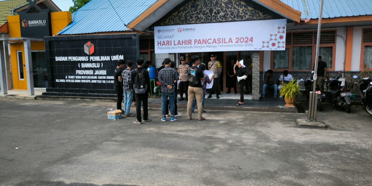 Liga Mahasiswa Nasional Demokrat ((LMND) Gruduk Bawaslu Provinsi Jambi.
